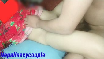 Hintli Çift Tutkulu Cowgirl Seksinin Tadını Çıkarıyor