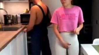 Genç Kız 18 Yaşındaki Videoda Sakso Çekiyor Ve Yüzüne Boşalıyor
