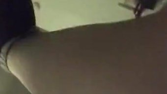 Çift, Ev Yapımı Videoda Tatlı Öpücükler Ve Duygusal Yalamalar Paylaşıyor
