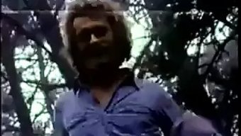 Vintage, Klasik Tarzda Siyah Tenli Bir Genç Kızla Tutkulu Bir Buluşmanın Tadını Çıkarıyor.