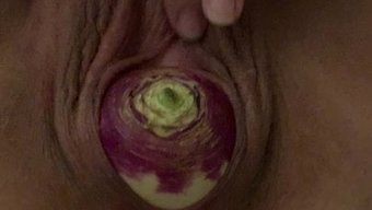 Kızlar Mutfakta Mastürbasyon Yapıyor: Sebzelerinizi Yiyin!