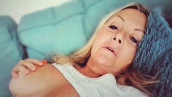 Büyükanne Jackie'Nin Kirli Konuşmaları Ve Büyük Göğüslerinin Ev Yapımı Videosu