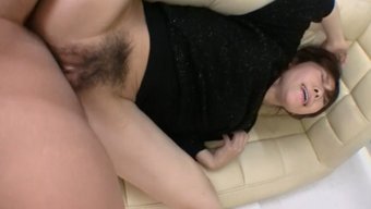 Olgun Japon Bebek Derin Oral Ve Vajinal Seksin Tadını Çıkarıyor