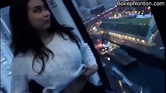 Sıcak Genç, Büyük Göğüslerini Halka Açıkta Sergiliyor