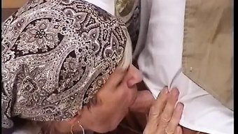 Büyük Doğal Göğüslere Sahip Olgun Bebek, Poposunu Siktiriyor