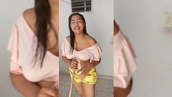 Latina Kız Temizlik Karşılığında Iyi Bir Sakso Çekiyor Ve Sikişiyor