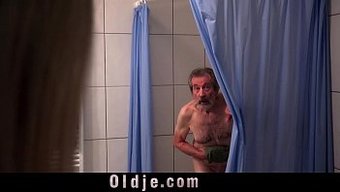 Genç (18+) Ve Yaşlı Adamın Büyük Doğal Göğüsleri Var Ve Boşalıyorlar