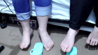 Genç (16+) Asyalı Kız Kardeşler Ayaklarıyla Yaramazlaşıyorlar