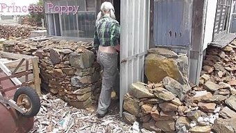 Göğüslü Sarışın Halka Açıkta Yüzüne Sikişiyor