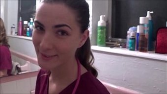 Olgun Hemşire Molly Jane Üvey Oğluna El Işi Yapıyor Ve Içine Boşalmasına Izin Veriyor