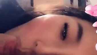 Asyalı Güzellik Kamerada Oral Seks Yapıyor