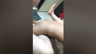 Hintli Boynuzlu Koca, Karısını Yarrağıyla Izlemekten Keyif Alıyor