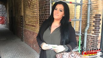 Tombul Bir Genç Olan Ashley, Sokak Seçmeleri Sırasında Sert Bir Yolculuk Deneyimi Yaşıyor