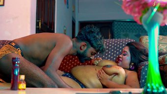 Doğal Göğüslü Milf, Sert Am Yalama Ve Penetrasyona Dalıyor