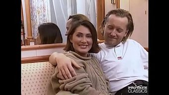 Gina'Nın Sert Seks Isteği Ve Doğal Büyük Göğüsleri