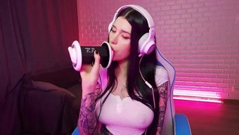 Büyük Doğal Göğüslere Sahip Muhteşem Esmer Genç, Asmr Ile Yalama Ve Emme Yapıyor