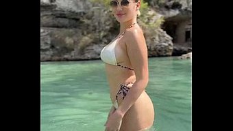 Amalia Davis Tatilde Ama Yine De Sikilmek Ve Aşağılanmak Istiyor.