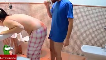 Amatör Çiftin Ev Yapımı Tuvalet Seks Videosu