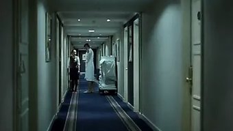 Itaatkâr Bir Eş, Asyalı Hizmetçisi Izlerken Arkadan Seks Yapıyor