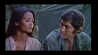 Sıcak Orman Aksiyonu Ve Büyük Göğüslerle Retro Gerilim Filmi Sahnesi