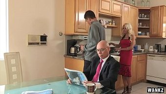 Sarışın Milf Helly Mae, Sıcak Bir Videoda Yüzüne Boşalıyor