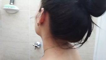Üvey Kız Kardeşimin Sıkı Poposu Ve Amatör Becerileri Tarafından Baştan Çıkarıldı