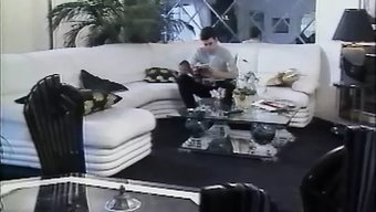 Lulu, Bu Klasik Fransız Klasiğinde Poposundan Alıyor