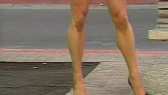 Bu Sıcak Videoda Seksi Amerikalı Bebeğin Turuncuda Yaramaz Olduğunu Izleyin