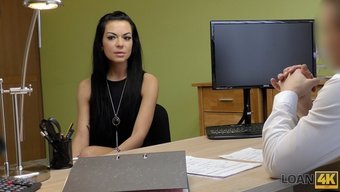 Ince Bir Esmer Olan Inga Devil, Kredi Ajansında Gerçek Bir Seks Seçmesini Başarıyla Tamamladı