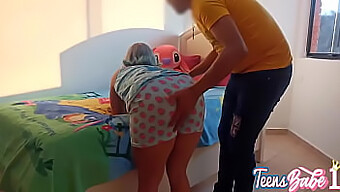 Haylaz Üvey Babam, Kalçalarimda Birinci Olarak Karşıma Çıkıyor Ve Başkalarının Ulaşamayacağı Durumdan Faydalanıyor. Doğru Seks'E Sahibiz