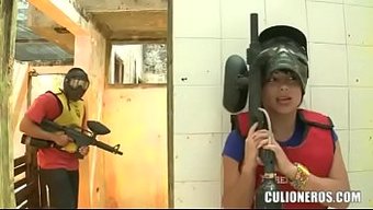 Sandra León, Kolombiyalı Güzel Bir Kadın, Bir Paintball Maçında Güzel Vücudunu Sergiliyor