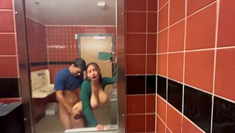 Hailey Rose'Un Halka Açık Tuvalet Karşılaşması Riskli Anal Creampie Ile