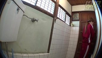 Gizli Kamera, Minyon Asyalı Kızı Spor Salonu Tuvaletinde Işerken Yakalıyor