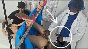 Doktor, Hediye Olarak Ev Hanımına Bir Paket Bıraktı.