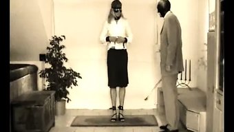 Şanslı Kız Kameranın Önünde Küçük Düşürülüyor Ve Mastürbasyon Yapıyor