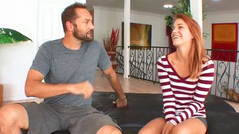 Azgın Amerikan Fahişe, Yaşlı Adamın Büyük Yarrağını Kabul Ediyor Ve Ağzına Dolu Dolu Boşalıyor