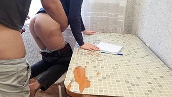 Genç Kız Büyük Yarrağıyla Ağzını Dolduruyor Sıcak Bir Videoda