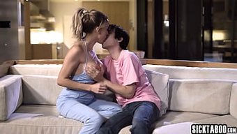 Milf Üvey Oğlu, Büyük Yarrağını Üveya Annesiyle Hardcore Seks Yapıyor