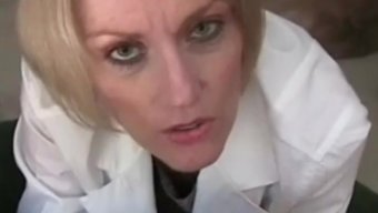 Olgun Sarışın Milf, Tıbbi Fantezide Sert Bir Grup Buluşmasına Dalıyor