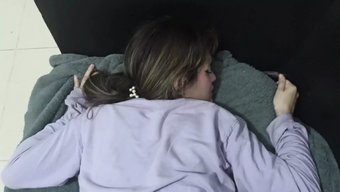 Baştan Çıkarıcı Üvey Erkek Kardeşim Bana Sakso Çekiyor Ve Beni Sert Beceriyor