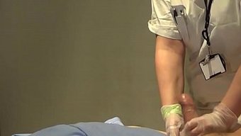 Bir Hemşirenin Hastasına Duygusal Bir El Işi Yaparken Izleyin