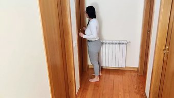 Büyük Göğüslü Üvey Anne, Üvey Oğlu Izlerken Sanal Gerçekliğe Kendini Kaptırıyor