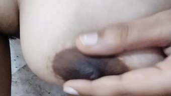 Olgun Ve Genç Çift Duşta Sıcak Eylemin Tadını Çıkarıyorlar