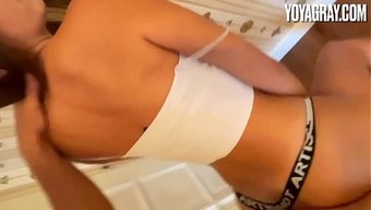 Yoya Grey'In Ilk Anal Seks Deneyimi, Dağınık Bir Derin Boğaz Blowjob Ile.