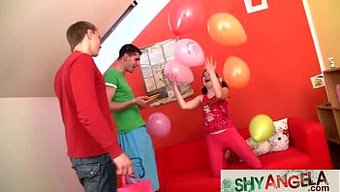 Genç Bir Kızın 18. Doğum Günü, Iki Erkek Tarafından Çift Penetrasyonla Kutlanıyor.