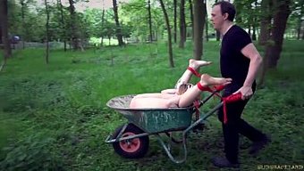 Itaatkâr Bir Genç Köle Ve Anal Seks Ile Bdsm Açık Hava Sahnesi