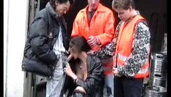 Bir Milf'In Telefon Seks Seansı, Vahşi Ve Pis Bir Karşılaşmaya Dönüşüyor.