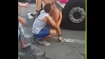 Bir Adamın Halka Açık Bir Şekilde Sakso Çekmesini Izleyin