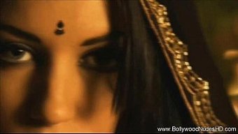 Hindistan'Dan Milf, Erotik Dans Becerilerini Sergiliyor