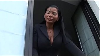 Pornostar Isabella Di Capua, Genç 18+ Ile Sert Eylemde